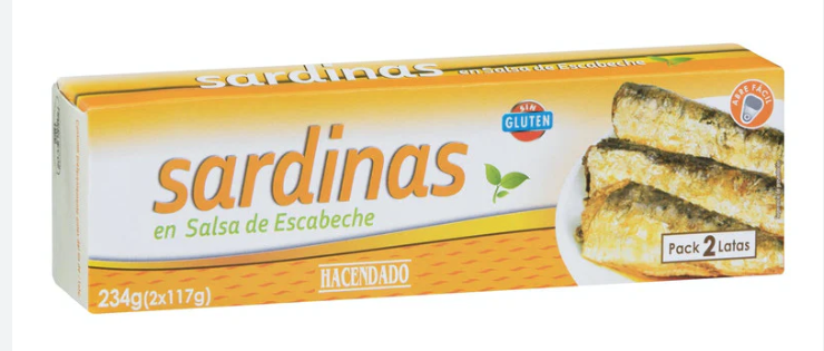 Brotes de ajo con sardinas en escabeche y gazpacho andaluz.